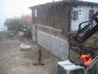 Baul�cke samt Unterfangung am Neufelder See, Tauber (2008) - Referenzfoto &middot; Bagger wird mit Kran-LKW in die Baugrube gehoben